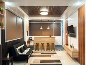 sala de estar con sofá y escenario en JL Valley Suites, en Ciudad de Cauayán