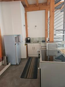 eine Küche mit Kühlschrank und Spüle in der Unterkunft EifelFerienscheune in Wiesbaum