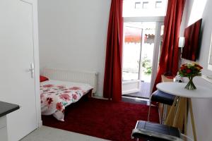 - une petite chambre avec un lit et une fenêtre dans l'établissement Les Bains Douches, à Périgueux