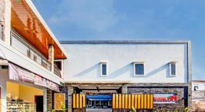 ein Gebäude mit zwei Stühlen davor in der Unterkunft Hotel O Ekslusive Double'n in Temulus