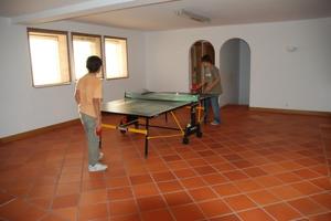 two people standing in a room with a ping pong table at Blue S. Martinho in São Martinho do Porto