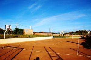 Blue S. Martinhoの敷地内または近くにあるテニス施設またはスカッシュ施設