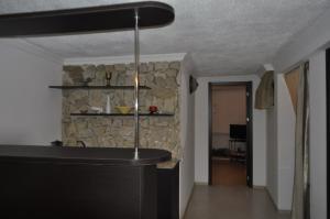 une cuisine avec un mur en pierre et un éclairage d'ambiance dans l'établissement Guest House Mtskheta, à Mtskheta