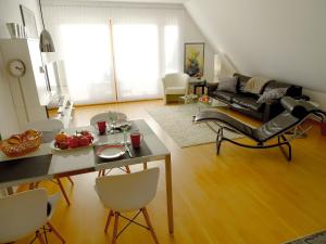 ein Wohnzimmer mit einem Tisch und einem Sofa in der Unterkunft Seeperle 2 in Meersburg