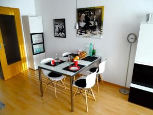 comedor con mesa con sillas y reloj en Seeperle 2, en Meersburg