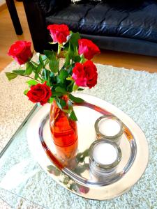 un jarrón lleno de rosas rojas en una mesa en Seeperle 2, en Meersburg 27 fotos más