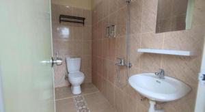 Koupelna v ubytování Arwana Inn + 51 fotografií