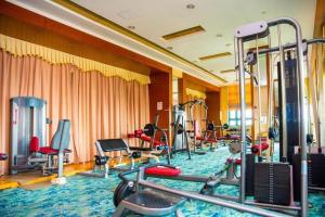 Fitness centrum a/nebo fitness zařízení v ubytování CP Peninsula Hotel
