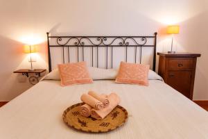 1 cama con 2 toallas y 2 almohadas en La Colbula, en Castelsardo