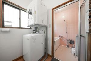 La petite salle de bains est pourvue d'un réfrigérateur et d'une douche. dans l'établissement Sunland S152 - Vacation STAY 54960v, à Mihara 17 autres photos