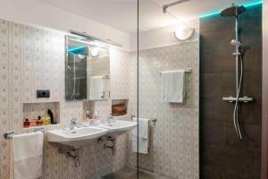 Ένα μπάνιο στο Villa Marilena +13 φωτογραφίες