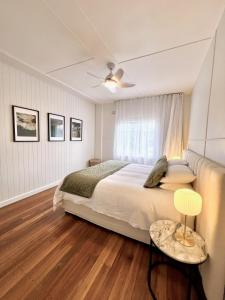 Ένα ή περισσότερα κρεβάτια σε δωμάτιο στο White House at Narooma Beach +24 φωτογραφίες