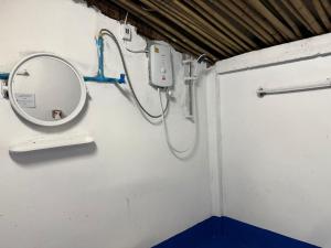 een spiegel aan de muur van een badkamer bij KP Backpackers Hostel in Nongkhiaw +27 foto's