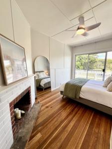 Ένα ή περισσότερα κρεβάτια σε δωμάτιο στο White House at Narooma Beach