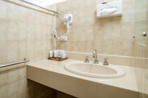 La salle de bains est pourvue d'un lavabo et d'un sèche-cheveux. dans l'établissement Hospitality Esperance SureStay Collection by Best Western, à Esperance 44 autres photos