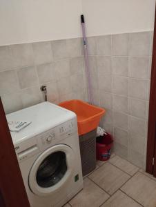 a washing machine in a small room with a broom at Fattoria I Canarini in Fossalta di Piave