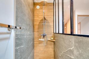 eine Dusche in einem Badezimmer mit einer Glastür in der Unterkunft La Petite Maison Centrale - T4 - Centre Montluel in Montluel