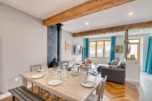 ein Esszimmer mit Tisch und ein Wohnzimmer in der Unterkunft La Petite Maison Centrale - T4 - Centre Montluel in Montluel + 12 Fotos