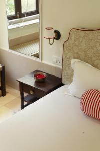 Un dormitorio con una cama y una ventana y una mesa. en Kasumal, en Jaipur