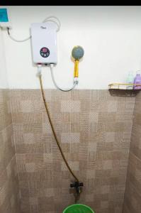 un water con un tubo attaccato a una parete di Ciel's Haven Free Breakfast a Binangonan