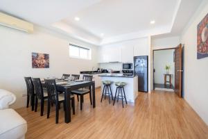 Køkken eller tekøkken på Villa Mangosteen 3BR Seaview Pool and Rooftop