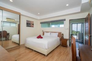 En eller flere senge i et værelse på Villa Mangosteen 3BR Seaview Pool and Rooftop + 18 billeder