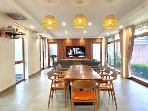 TV a/nebo společenská místnost v ubytování Vinh Loc Garden Villa