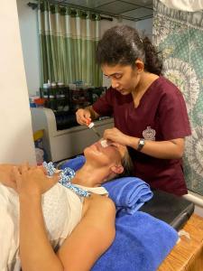 Επισκέπτες που μένουν στο Omeesha Beach Hotel