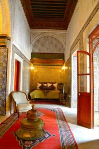 um quarto com uma cama e um tapete vermelho em Palais Bayram em Tunes