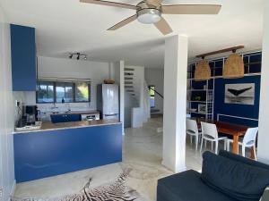 Una cocina o cocineta en Whale Tale Beachfront Apartment-50m from beach