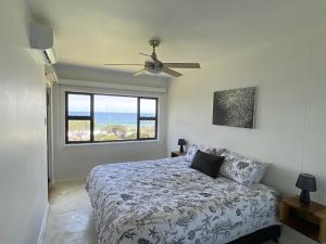 Una cama o camas en una habitación de Whale Tale Beachfront Apartment-50m from beach 34 fotos más