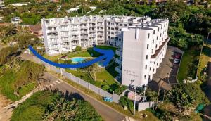 La alberca dentro o cerca de Whale Tale Beachfront Apartment-50m from beach