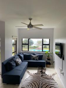 Un lugar para sentarse en Whale Tale Beachfront Apartment-50m from beach