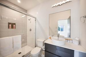 Ένα μπάνιο στο Modern 3BR Retreat Minutes to Swedish & Downtown