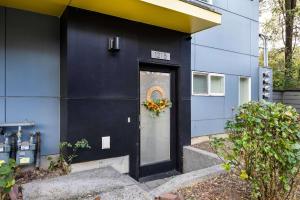 Η πρόσοψη ή η είσοδος του Modern 3BR Retreat Minutes to Swedish & Downtown