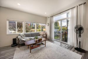 Χώρος καθιστικού στο Modern 3BR Retreat Minutes to Swedish & Downtown +37 φωτογραφίες