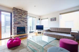 TV a/nebo společenská místnost v ubytování Ezo Yume Chalet + 7 fotografií