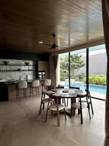 Bazén v ubytování Eirene's Lakeside Villa nebo v jeho okolí