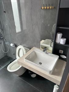 Koupelna v ubytování Eirene's Lakeside Villa + 20 fotografií