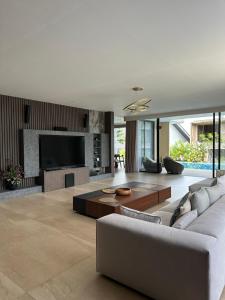 Posezení v ubytování Eirene's Lakeside Villa