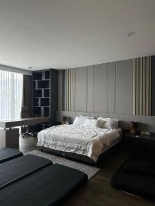 Postel nebo postele na pokoji v ubytování Eirene's Lakeside Villa