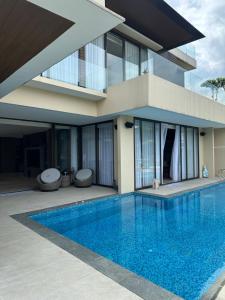 Bazén v ubytování Eirene's Lakeside Villa nebo v jeho okolí