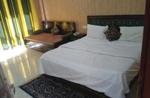 Кровать или кровати в номере Kempty Lake Waterfall Resort - Run by Anaysha Group