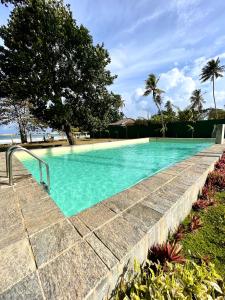 une piscine à l'eau turquoise et des escaliers dans l'établissement Casa Smeralda, à Batigama