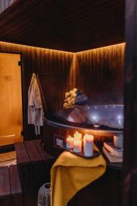 a room with a tub with candles in it at Sowie Klimaty in Ludwikowice Kłodzkie