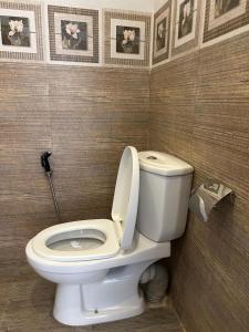 une salle de bain avec des toilettes blanches dans une chambre dans l'établissement Kandy IVY Banks Holiday Resort, à Kandy