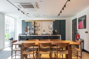 Un comedor con una gran mesa y sillas de madera. en Urban Rest - Dublin Port, en Dublín