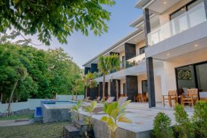 eine Außenansicht eines Hauses mit Swimmingpool in der Unterkunft Vasachio Guest House in Uluwatu