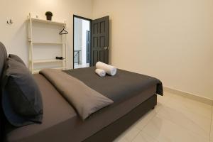 un letto con due cuscini sopra in una camera da letto di Tekun Landed D'Family Pickeball Fun House 5BR14pax by Our Stay a Johor Bahru