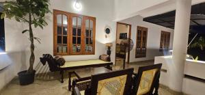 Un lugar para sentarse en Fire Room - Elements from Hexa Stays